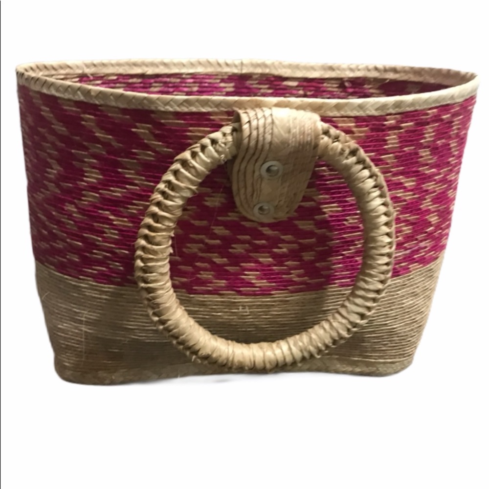 Cute weaved patten straw rattan like purse.